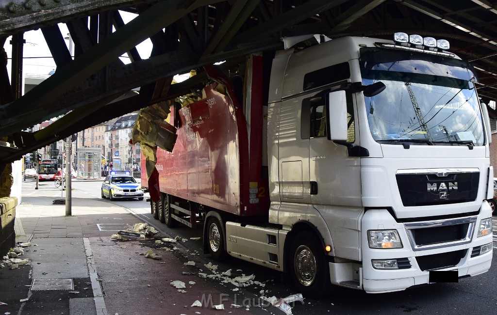 LKW blieb unter Bruecke haengen Koeln Deutz Opladenerstr Deutz Muelheimerstr P008.JPG - Miklos Laubert